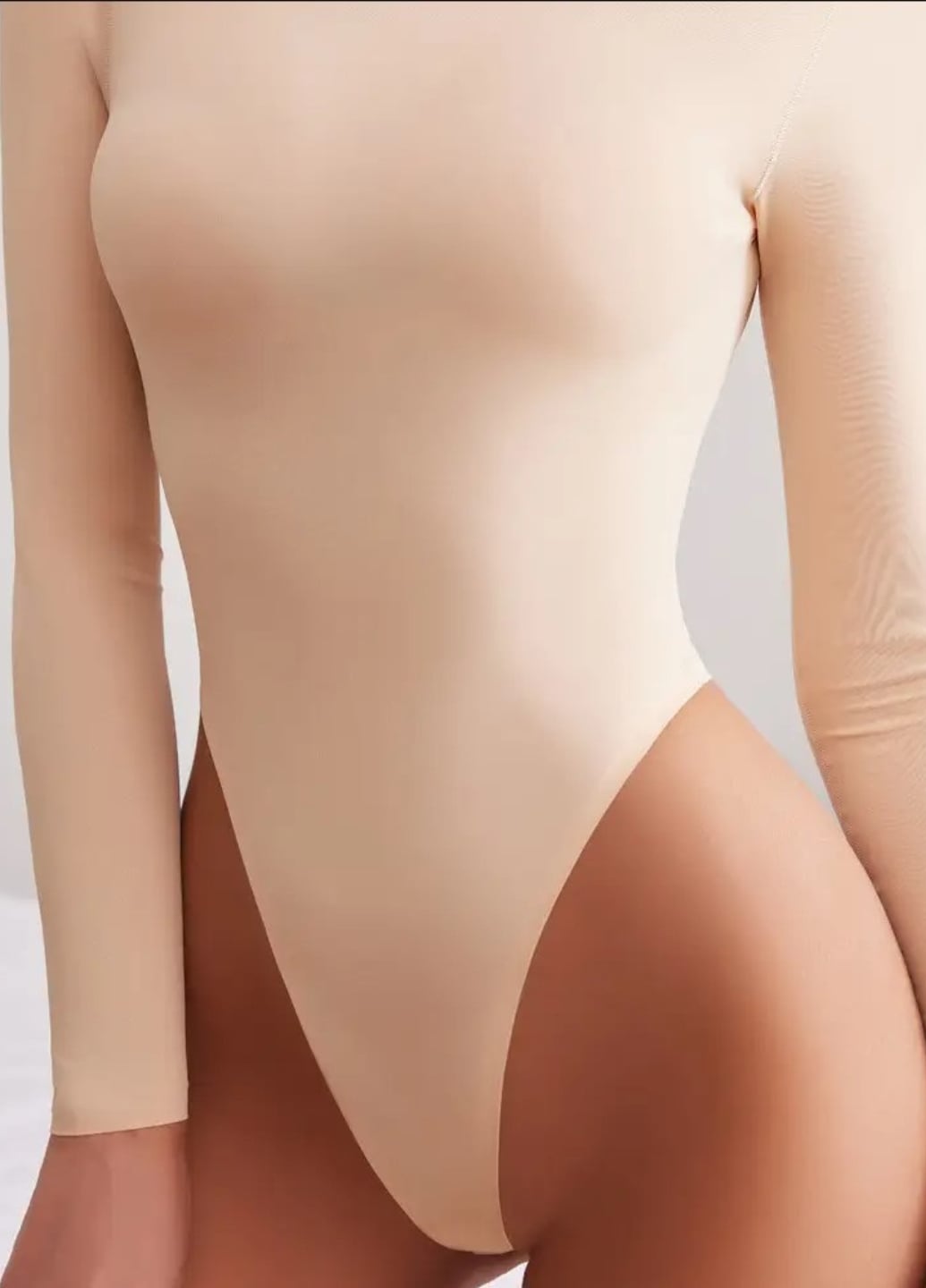 Безшовний жіночий боді з довгим рукавом та стрінгами Elegantly